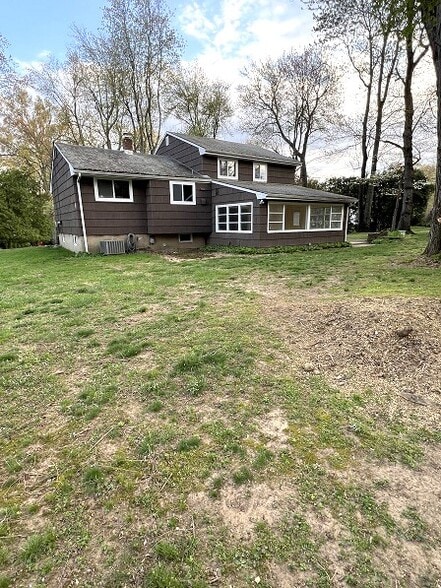 Large back yard - 56 Fairway Dr