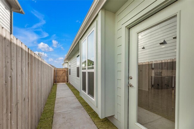 Building Photo - 9505 Morning Iris Dr