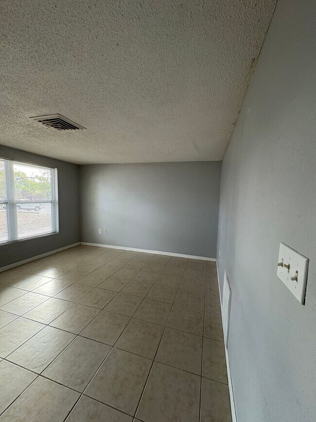 Building Photo - 2 bedroom / 1 bath available now!