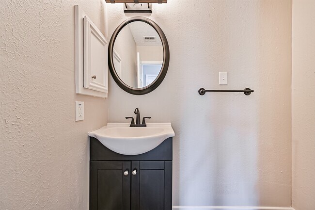 Building Photo - 222 Old Oaks St