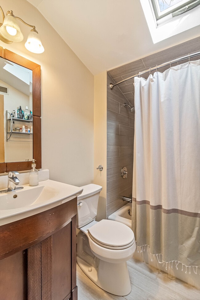 Building Photo - 1345 Lincoln Ave S