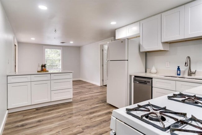 Building Photo - 1405 E Main St