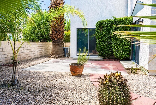 Building Photo - 77795 Sunnybrook Dr