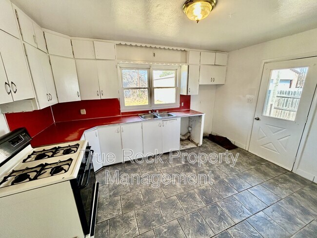 Building Photo - 300 E Main St