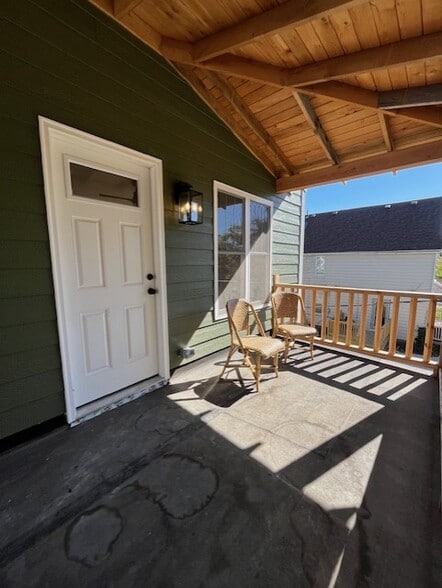 Porch - 1389 E 43rd St