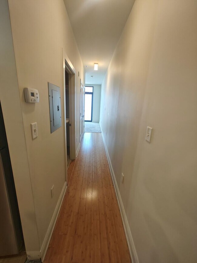 Building Photo - 1 bedroom condo with parking garage