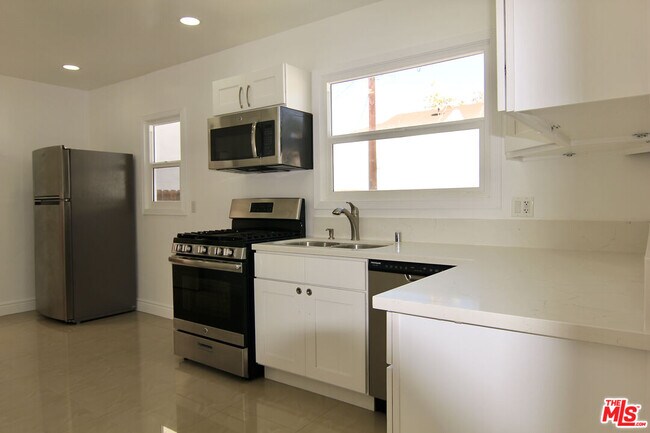 Building Photo - 926 S Holt Ave