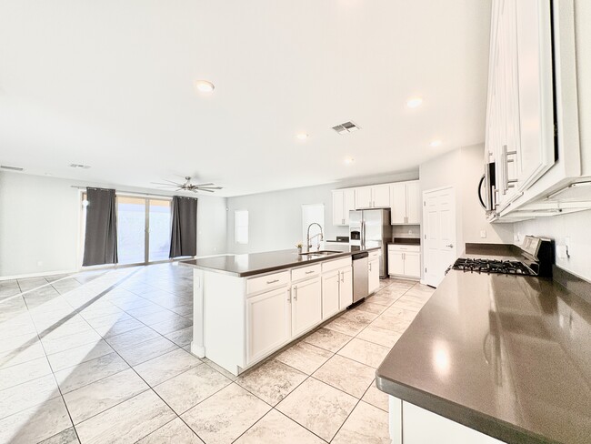 Building Photo - 9383 W Desert Bighorn Trail