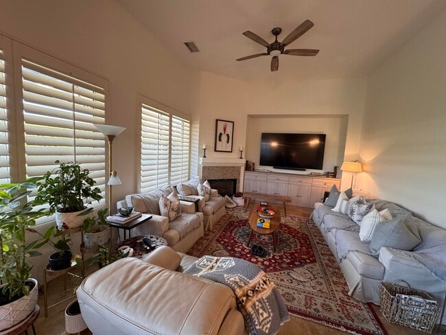 Building Photo - 49560 Loren Ct
