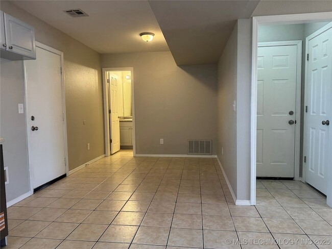 Building Photo - 14246 S Hickory St