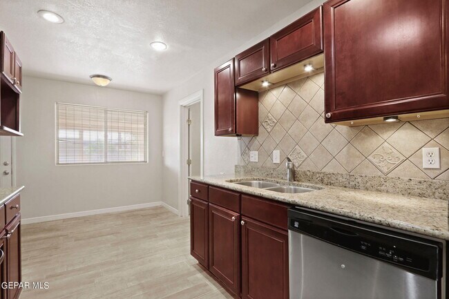 Building Photo - 921 Ash Ln
