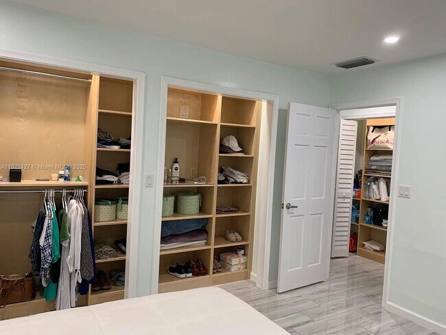 Building Photo - 600 NE 7th Ave