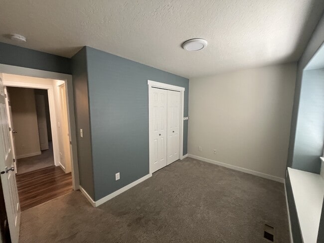 Building Photo - 1820 W Camelot Dr