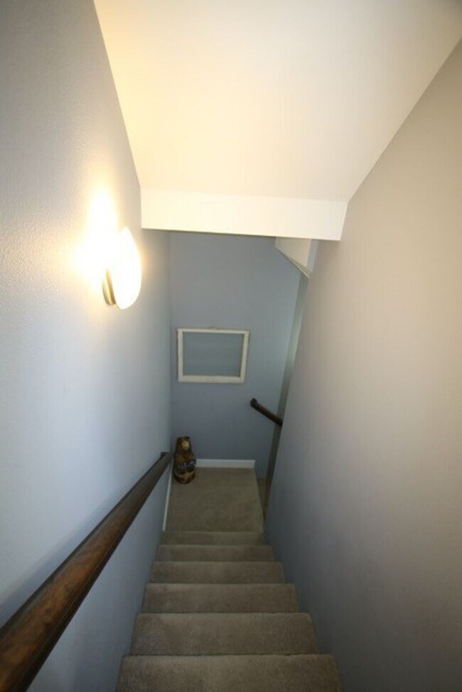 Building Photo - Modern and Spacious 4 Bedroom Condo in East Anchorage!
