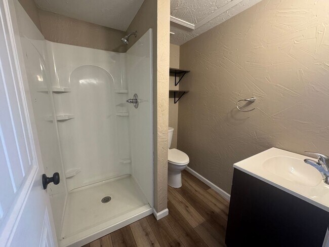 Building Photo - Cute 4 bed 2 bath house for rent!