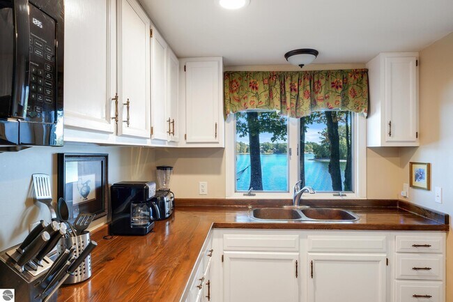 Building Photo - 5521 Silver Sunrise Trail