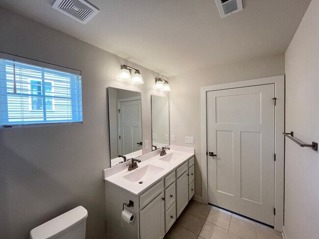 Building Photo - Charming 3BD, 2BA Fuquay Varina Home with Easy Access to Downtown Fuquay-Varina and Raleigh