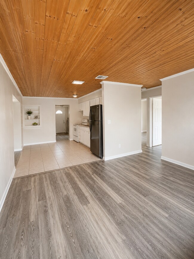 Building Photo - Tons of Living Space in this 3BR/1BA Zephyrhills Block Home with Large Fenced Yard!