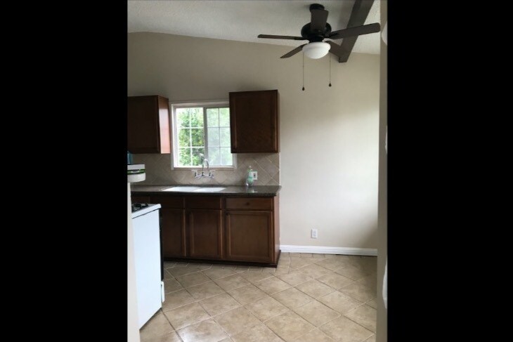 Kitchen - 2339 N Naomi St