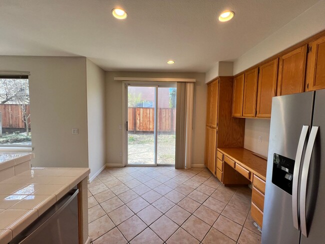 Building Photo - SPACIOUS FOUR BEDROOM HOUSE IN HAMILTON