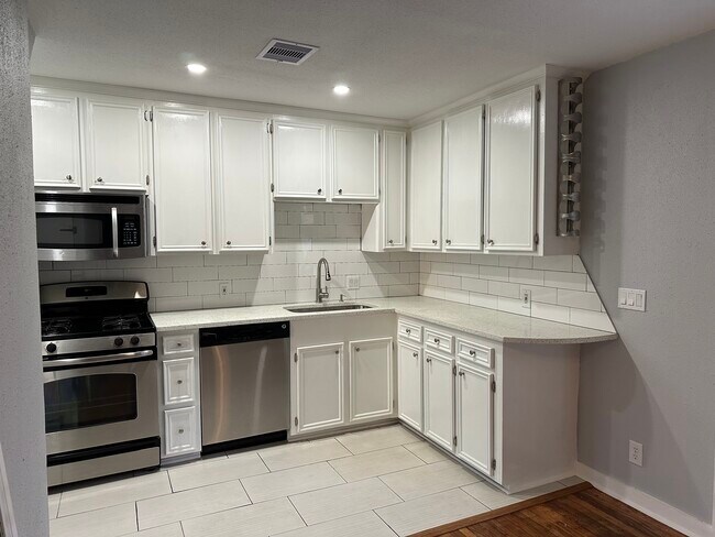 Primary Photo - 4020 Blue Bonnet Blvd