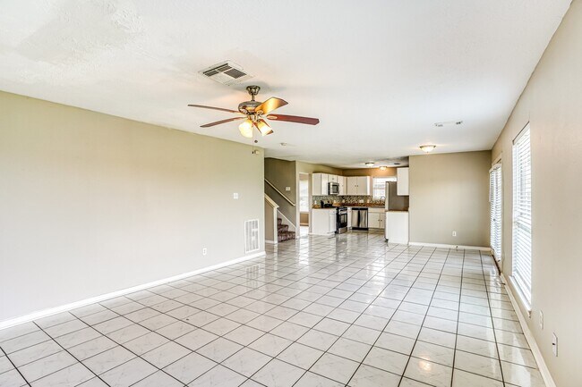 Building Photo - 518 Foxglove Dr