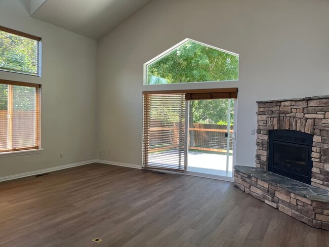 Building Photo - Beautiful Home