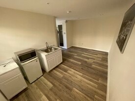 Building Photo - 341 S Maple Dr