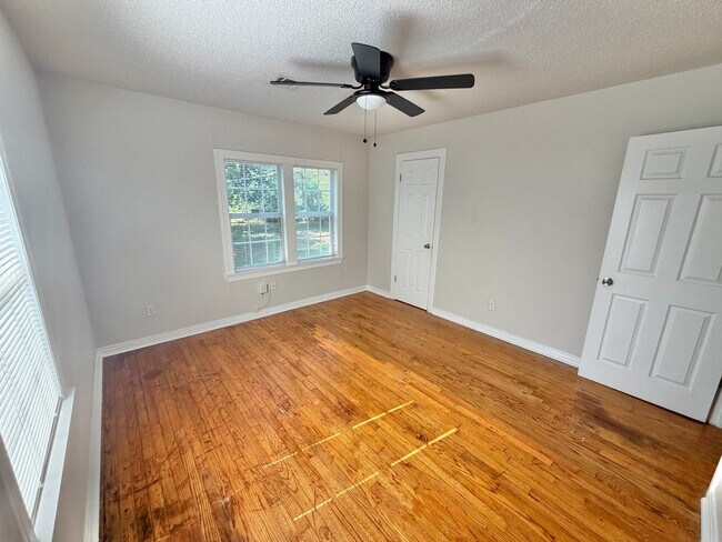 Building Photo - 4 Bedroom home!