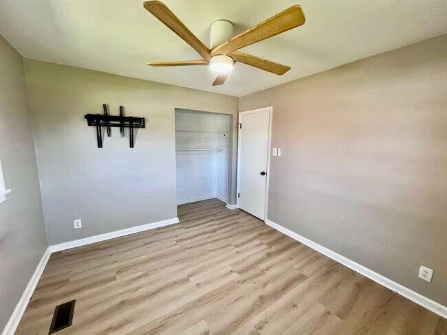 Building Photo - Stunning Renovated Ranch off Indian River