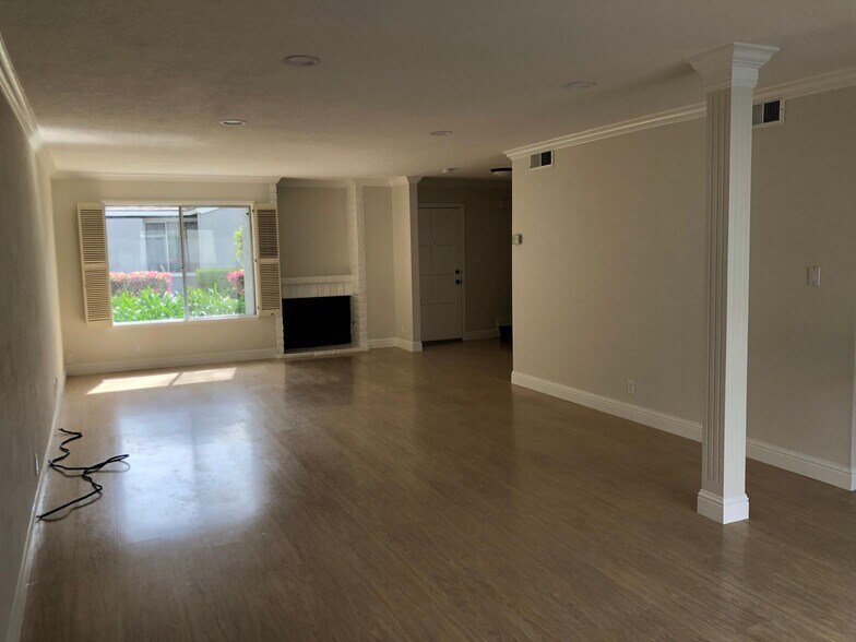 Building Photo - 2400 Lincoln Village Dr