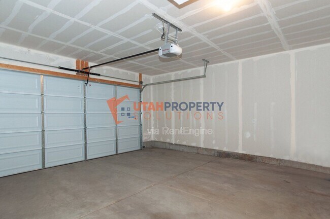 Building Photo - 1025 W 400 S