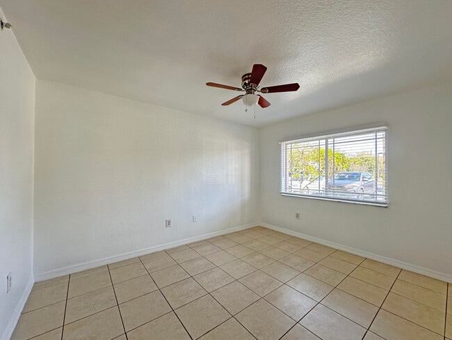 Building Photo - 151 SW Palm Dr