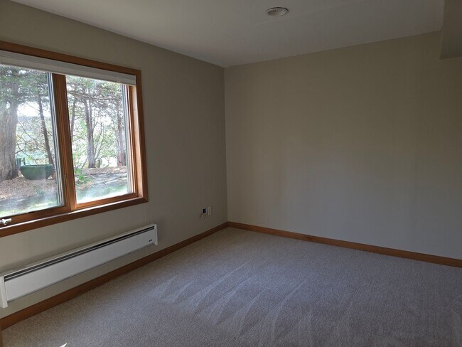 Building Photo - 22 Springbrook Bay