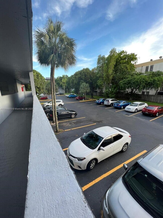 Building Photo - 310 Fontainebleau Blvd