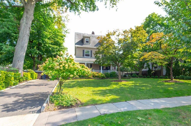 Building Photo - 356 Carteret Pl