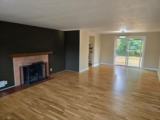 Building Photo - 3 Bedroom Home in a Flourishing Garden Property