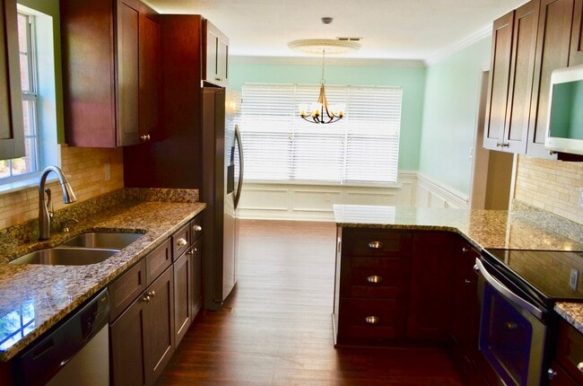 Building Photo - 816 Stoneview Dr