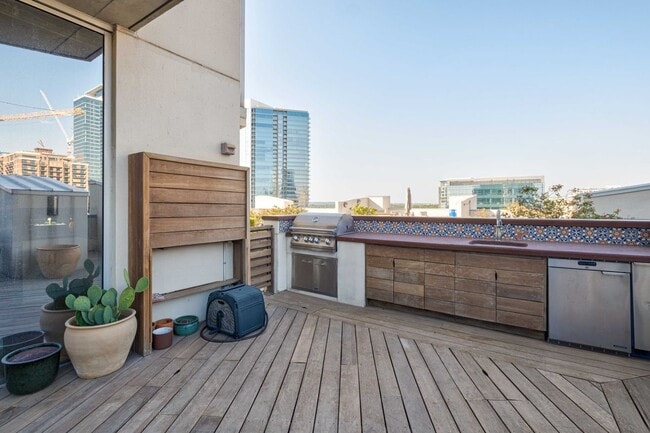 Building Photo - 360 Nueces St