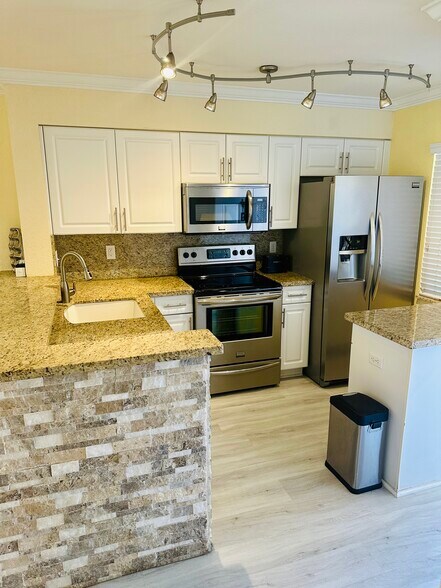 Building Photo - 2104 S Cypress Bend Dr