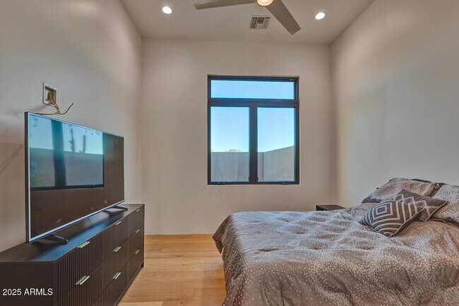 Building Photo - 10249 E Joy Ranch Rd