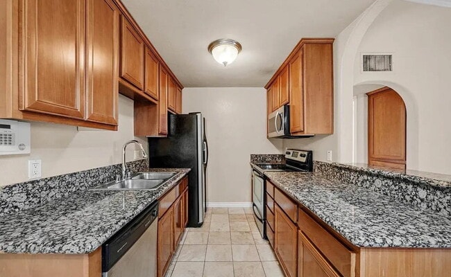 Building Photo - Come see this spacious 1 bedroom upstairs ...