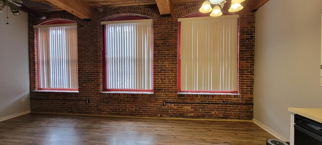Building Photo - 470 Silver St