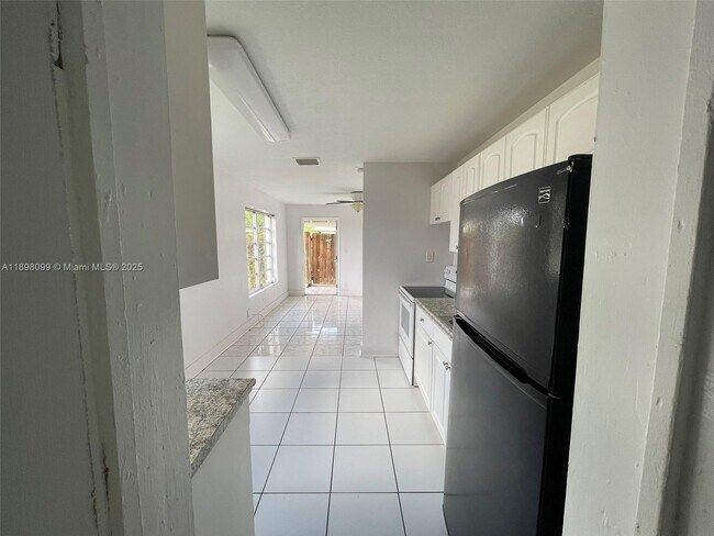 Building Photo - 5751 SW 38th Ct