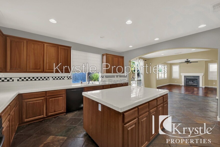 Building Photo - 625 Purple Martin Dr