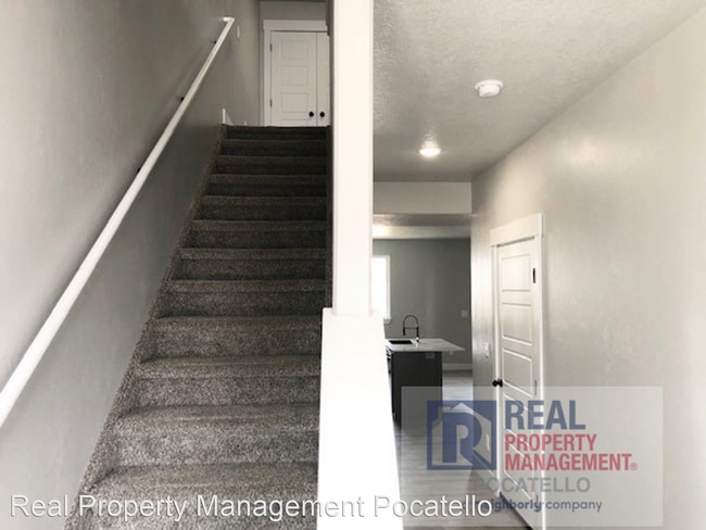 Building Photo - 3 br, 2.5 bath House - 159 Park Lawn #7