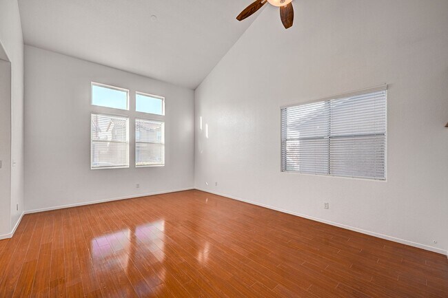 Building Photo - Stunning 4 Bed 2.5 Bath!