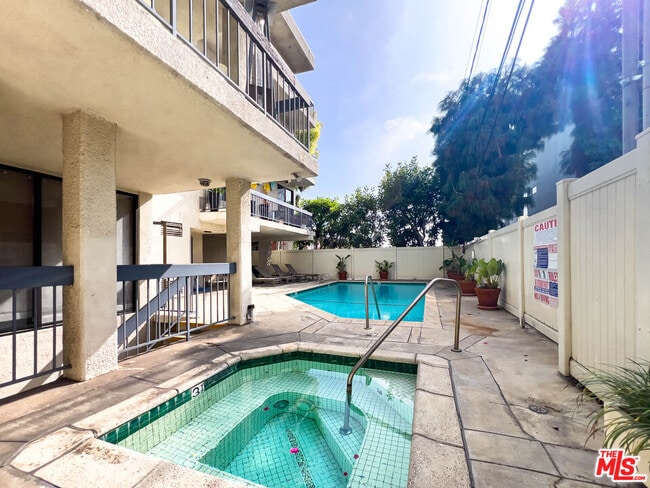 Building Photo - 935 Westbourne Dr