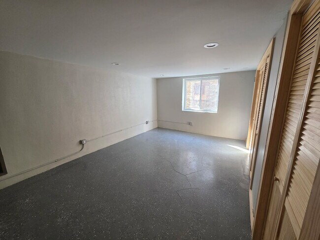 Building Photo - 1611 Simpson St