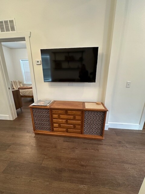 Building Photo - 835 S Edison St